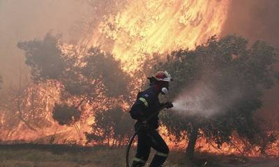Μεγάλη φωτιά στα Άγναντα Αμαλιάδας: Απομακρύνονται κάτοικοι - Τραυματίστηκε πυροσβέστης