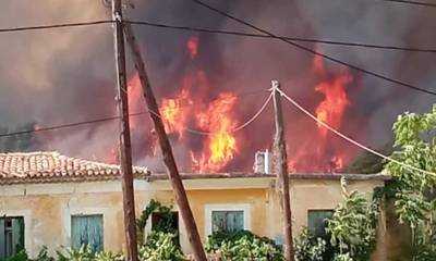 Εκτός ελέγχου η φωτιά στα Κρέστενα: Οι φλόγες έφτασαν στα σπίτια - Εκκενώθηκαν χωριά (video)