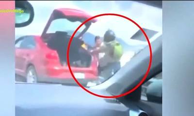 Μεξικό: Οδηγός τσακώθηκε με μεταφορέα και τον πέταξε από τη γέφυρα (video)