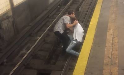 ΗΠΑ: Ομογενής έσωσε άνδρα που έπεσε στις ράγες του τρένου (video)