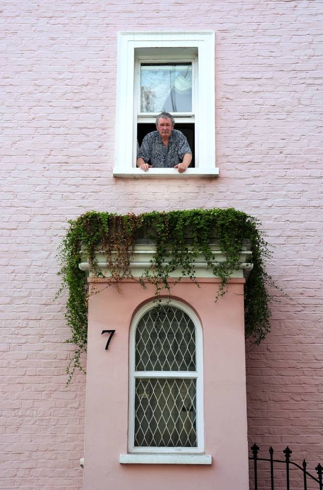 https://cdn.np-media.gr/media/news/2022/08/16/82697/photos/snapshot/pink-house-influencers-london-7.jpg