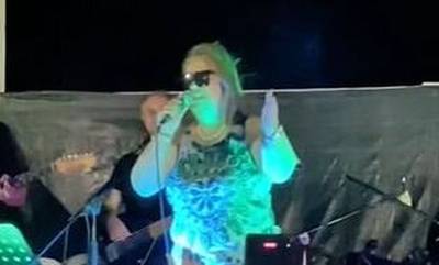 Μεσσηνία: Η Εφη Θώδη τραγούδησε το «Madame» του Trannos σε πανηγύρι στο Πεταλίδι (video)