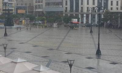 Πάτρα: Παιδί βρέθηκε να κοιμάται στη βροχή στην πλατεία Γεωργίου