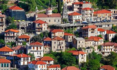 Λαγκάδια: Το «κρεμαστό» χωριό της Πελοποννήσου