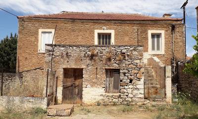 Πωλείται παλαιά πέτρινη διώροφη οικία στην Αγγελώνα Λακωνίας