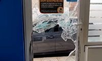 Κόρινθος: Ανήλικοι έσπασαν τζαμαρία και αφαίρεσαν χρήματα από πρακτορείο ΟΠΑΠ
