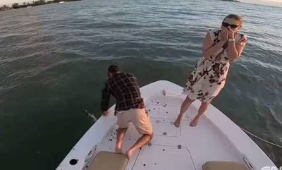 ΗΠΑ: Ήθελε να κάνει πρόταση γάμου αλλά του έπεσε το δαχτυλίδι μέσα στη θάλασσα (video)