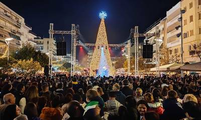 Γιορτινή εικόνα στην κεντρική πλατεία Καλαμάτας - Φωταγωγήθηκε το Χριστουγεννιάτικο δέντρο (video)