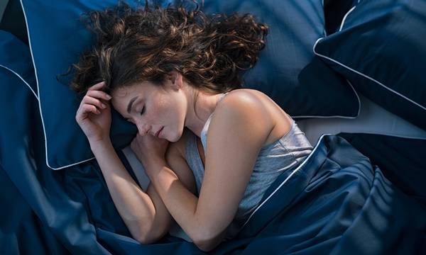 Έρευνα: Όσοι κοιμούνται καλά, έχουν μικρότερο κίνδυνο για έμφραγμα και εγκεφαλικό