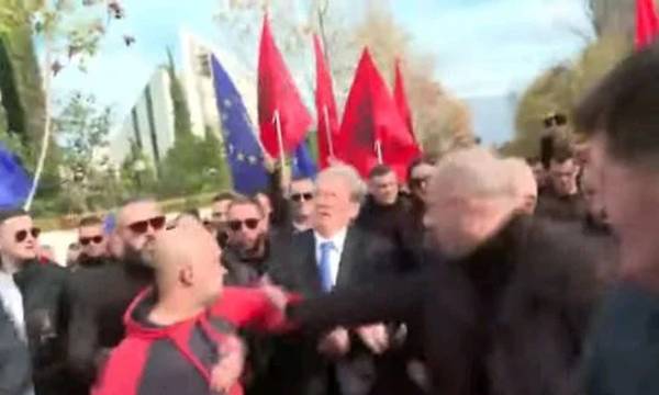 Αλβανία: Η στιγμή που ο Σαλί Μπερίσα δέχεται γροθιά στο πρόσωπο (photos - video)