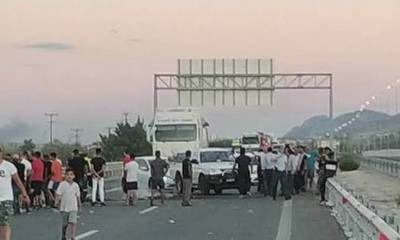 Διαμαρτυρίες Ρομά: Άνοιξε ο αυτοκινητόδρομος Κορίνθου - Πατρών στο ύψος του Ζευγολατιού