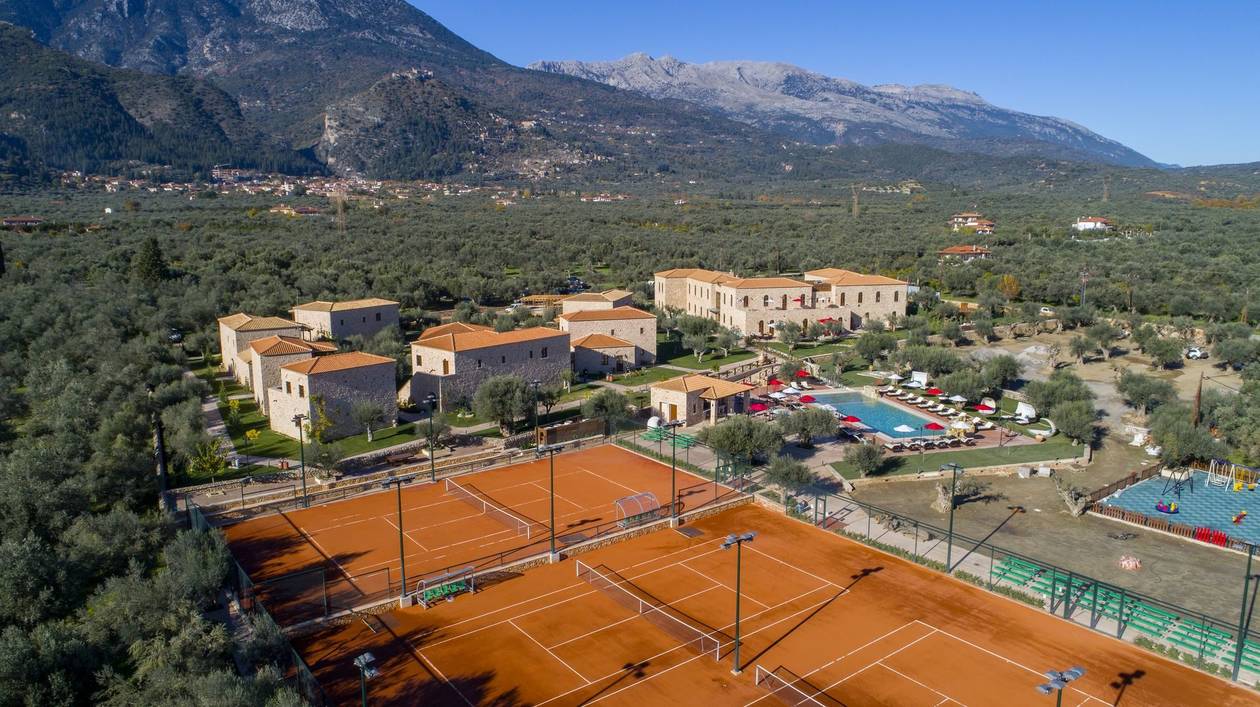 https://cdn.np-media.gr/media/news/2022/12/07/83200/photos/snapshot/mystras-resort-tennis-2.jpg