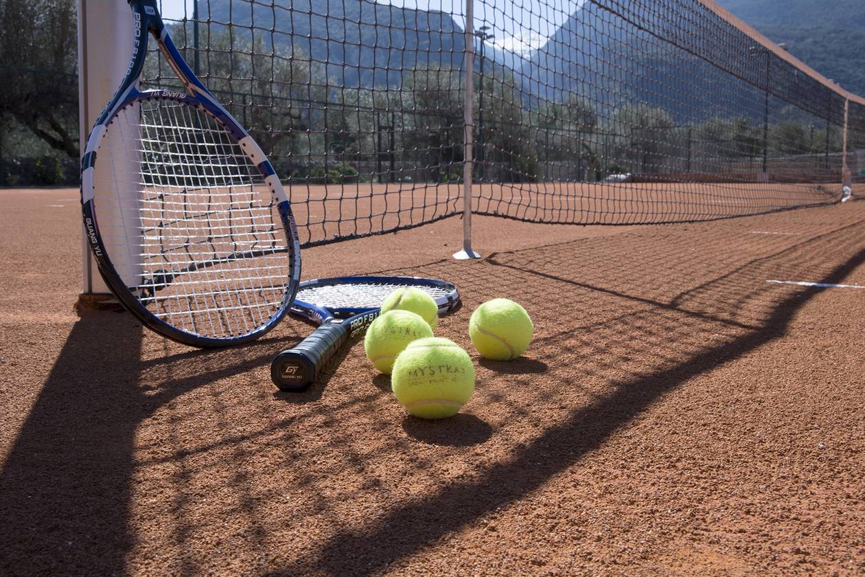 https://cdn.np-media.gr/media/news/2022/12/07/83200/photos/snapshot/mystras-resort-tennis-3.jpg