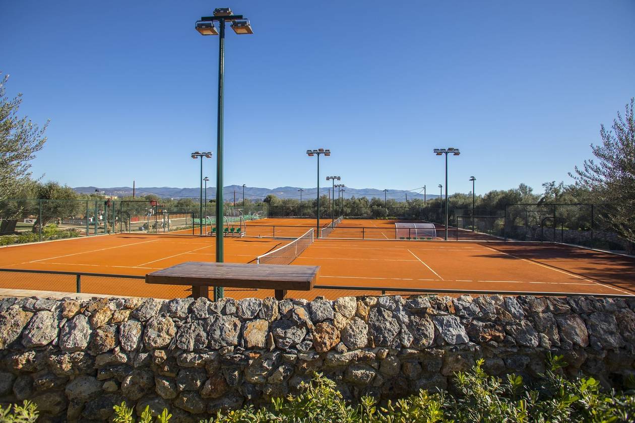 https://cdn.np-media.gr/media/news/2022/12/07/83200/photos/snapshot/mystras-resort-tennis-7.jpg