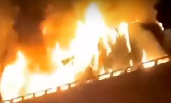 Κορίνθου - Πατρών: Νταλίκα τυλίχθηκε στις φλόγες (video)