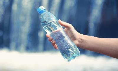 Πίνεις νερό από πλαστικό μπουκάλι; Δείτε γιατί δεν πρέπει