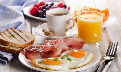Νέα μελέτη: Ας ξεχάσουμε ό,τι ξέραμε μέχρι σήμερα για το πρωινό και την απώλεια βάρους