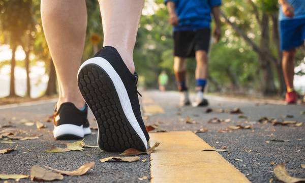 Περπατώντας αυτόν τον αριθμό βημάτων κάθε μέρα μπορεί να μειώσει τον κίνδυνο άνοιας κατά 50%