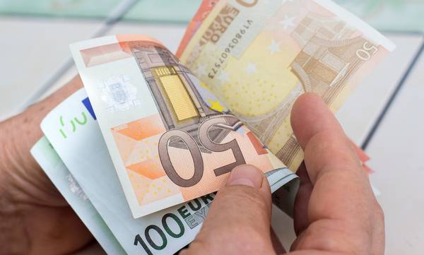 ΕΚΤ: 1 στους 3 Έλληνες πληρώνεται ακόμα με μετρητά