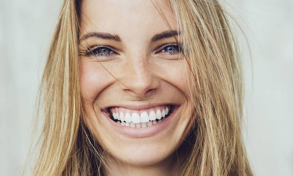 Πέντε φυσικοί τρόποι για να έχεις ολόλευκα δόντια