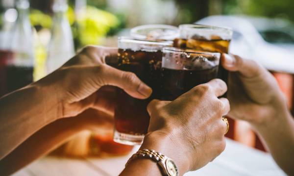Αυτά είναι τα πιο επικίνδυνα ποτά για την υγεία – Ο παράγοντας που πολλαπλασιάζει την απειλή