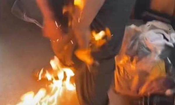Απίστευτο περιστατικό στην Πάτρα: Τον ανάγκασαν να πει τα κάλαντα γονατιστός και του 'βαλαν φωτιά