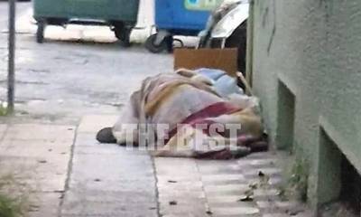 Εικόνα γροθιά στο στομάχι: Η άστεγη που κοιμάται στο πεζοδρόμιο στην Πάτρα