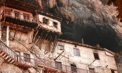 Μονή Τιμίου Προδρόμου: Το μοναστήρι μέσα στο βράχο που προκαλεί δέος