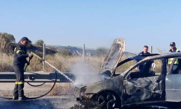 Κορίνθου – Τριπόλεως: Φωτιά σε αυτοκίνητο εν κινήσει – Κάηκε ολοσχερώς (photos - video)