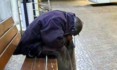 Η απάντηση για τον «άστεγο» που κοιμόταν στον σταθμό του ΚΤΕΛ