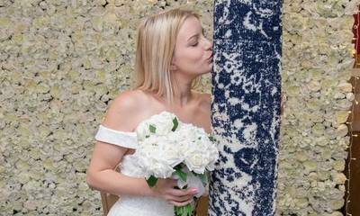 «Είμαι ευτυχισμένη στο γάμο μου»: Η 26χρονη καλλονή που παντρεύτηκε… με ένα χαλί (photos - video)