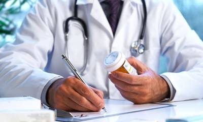 Γιατρός στην Πάτρα «φόρτωνε» ΑΜΚΑ ασφαλισμένων με ναρκωτικά - Τέθηκε σε παύση
