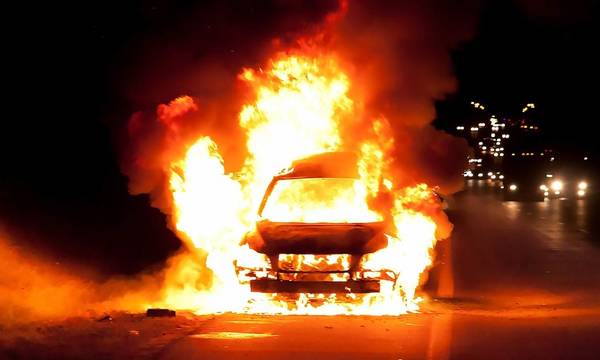 Κόρινθος: Φωτιά σε σταθμευμένο αυτοκίνητο - Κάηκε ολοσχερώς (video)
