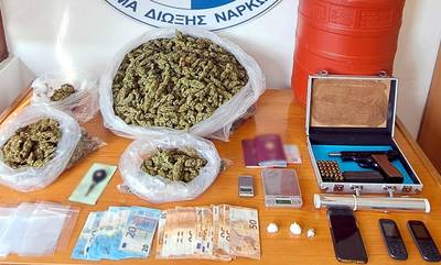 Χασίσι, κοκαΐνη, όπλα, κινητά και 80.000€ κέρδη - Του πέρασαν χειροπέδες Αστυνομικοί της Καλαμάτας