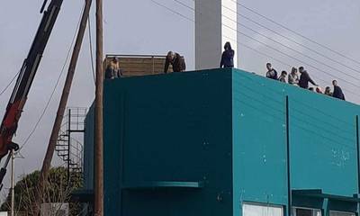 Πύργος: Κάτοικοι και μαθητές σταμάτησαν την εγκατάσταση κεραίας κινητής τηλεφωνίας στο Κατάκολο
