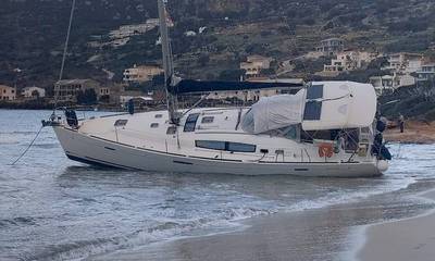 Λακωνία: Τα 8 μποφόρ έβγαλαν σκάφος στη στεριά, στην Πλύτρα! (photos)