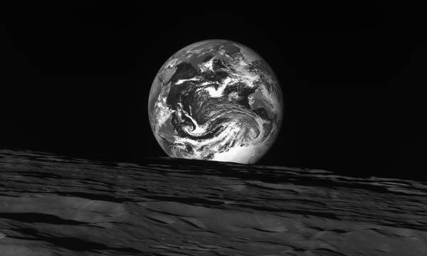 Διάστημα: Εντυπωσιακή φωτογραφία της Γης όπως φαίνεται από τη Σελήνη