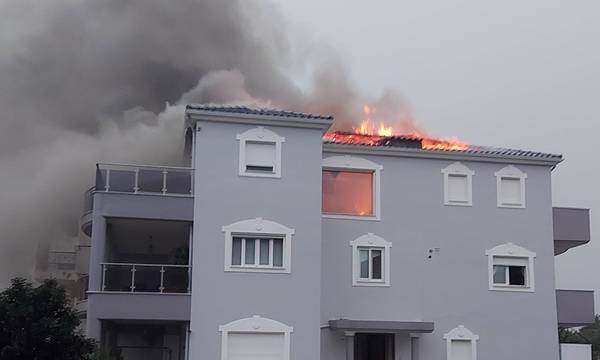 Καλαμάτα: Πυρκαγιά ξέσπασε σε σπίτι μετά από κεραυνό