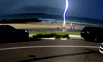 Σοκαριστικό βίντεο: Κεραυνός χτύπησε παιδί σε θάλασσα στην Αυστραλία