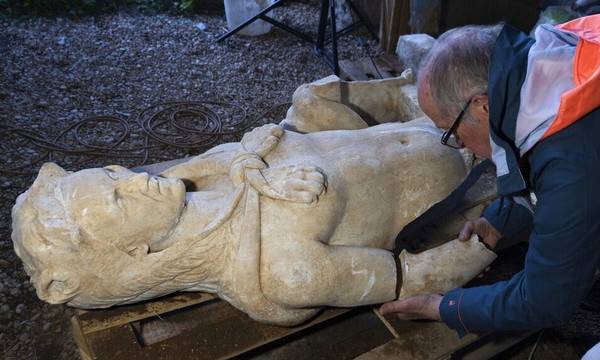 Ιταλία: Άγαλμα Ρωμαίου αυτοκράτορα με τη μορφή του Ηρακλή βρέθηκε σε υπόνομο στη Ρώμη (video)