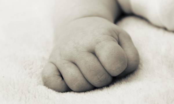 Τραγωδία στην Πάτρα: Κατέληξε μωρό 5,5 μηνών από κορονοϊό και εγκεφαλική αιμορραγία