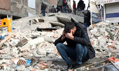 Ο σεισμός τους ενώνει! - Η Καλαμάτα στο πλευρό της Τουρκίας, της Συρίας και του Λιβάνου