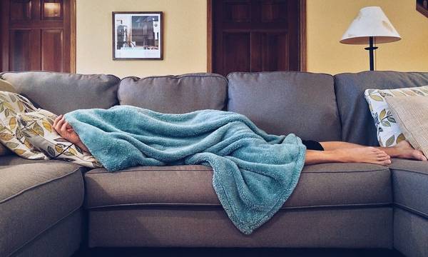 Πώς ο ύπνος στον καναπέ μπορεί να βλάψει την υγεία σας