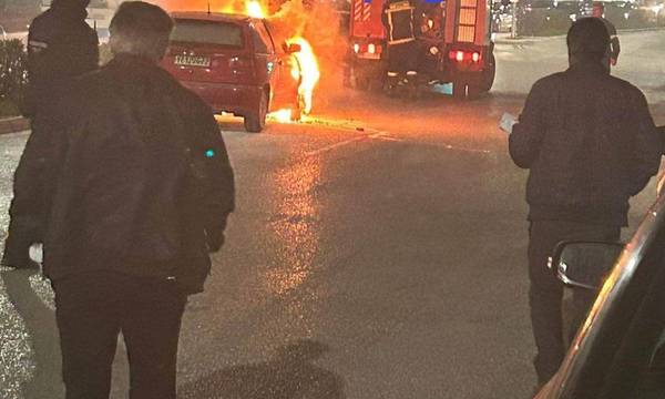 Πάτρα: Αυτοκίνητο πήρε φωτιά εν κινήσει στην πλατεία Μαρούδα
