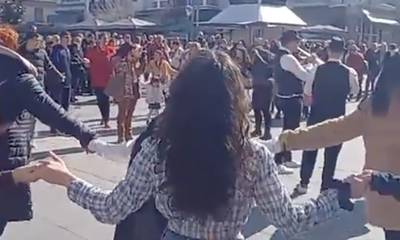 Τσικνοπέμπτη στην Τρίπολη: Γλέντι και χορός στην πλατεία Πετρινού (video)
