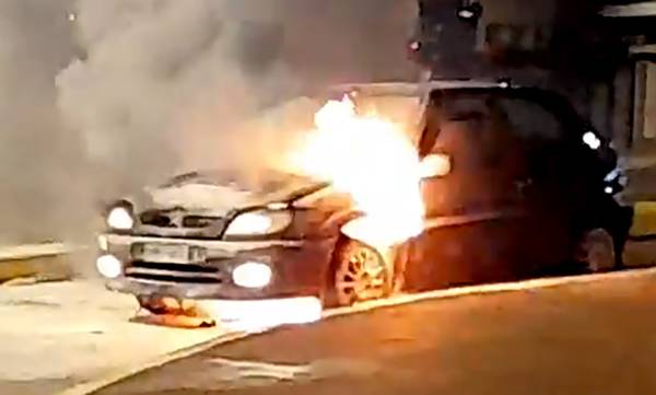 Καλαμάτα: Αυτοκίνητο εν κινήσει τυλίχτηκε στις φλόγες (video)