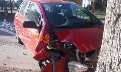 Τροχαίο στο Λουτράκι: Αυτοκίνητο «καρφώθηκε» με μεγάλη ταχύτητα σε δέντρο (photos)