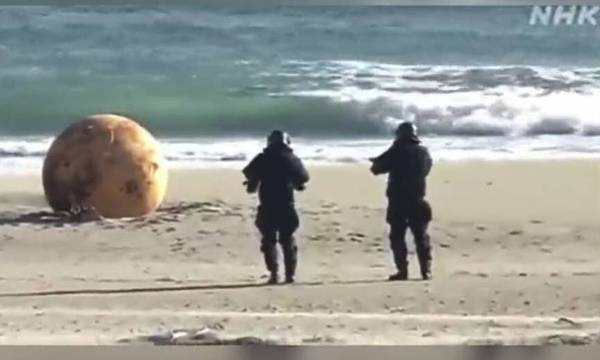 Μυστήριο στην Ιαπωνία: Σιδερένια μπάλα ξεβράστηκε σε παραλία  - Οργιάζουν οι θεωρίες συνωμοσίας