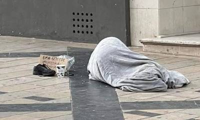 Ένας άστεγος, στην «καρδιά» της καρναβαλικής Πάτρας