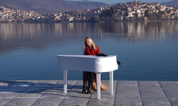 Έλενα Ξυδιά: Η «ιπτάμενη πιανίστρια» από τη Λακωνία παίζει πιάνο στη μέση της λίμνης της Καστοριάς